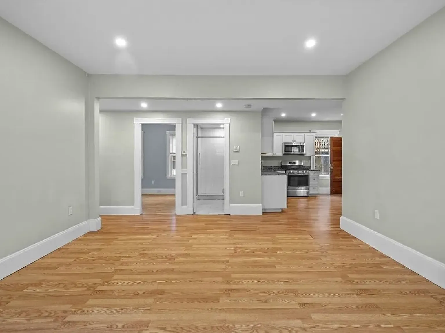 3 bed, 1200 sqft, $3,390 — Photo 2