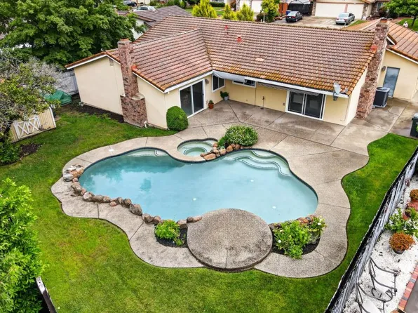 10 Riverglade Ct, Sacramento, CA 95831