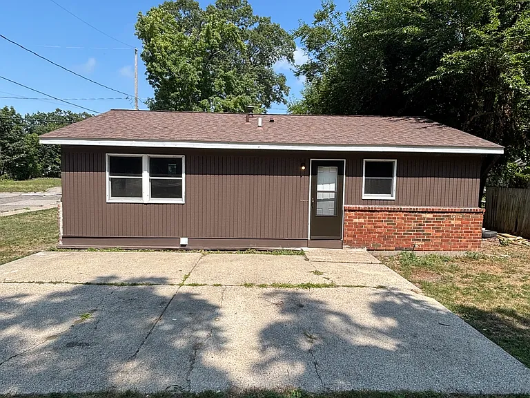 633 Jackson Ave — Photo 9