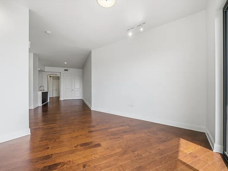 717 Riverside Dr #504 — Photo 14