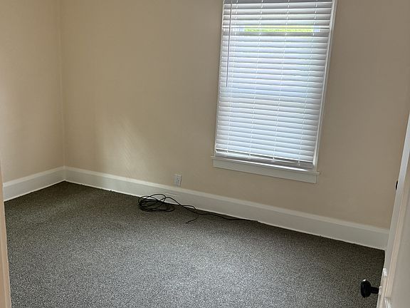5th image of 933 Winona Dr