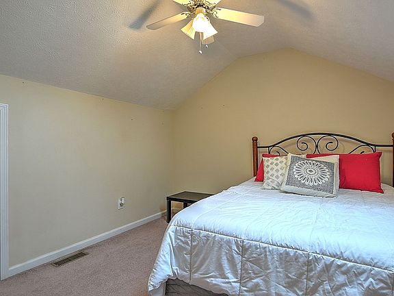 3rd image of 580 Beaverview Dr