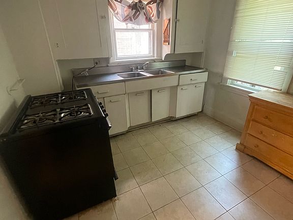 3rd image of 770 Crandall Ave