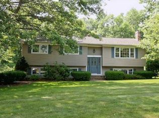 8 Little Brook Ct, Rock Tavern, NY 12575