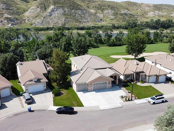 3rd image of 319 NE Canyon Blvd W