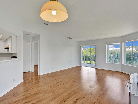 3rd image of 815 W Boynton Beach Boulevard #2-206