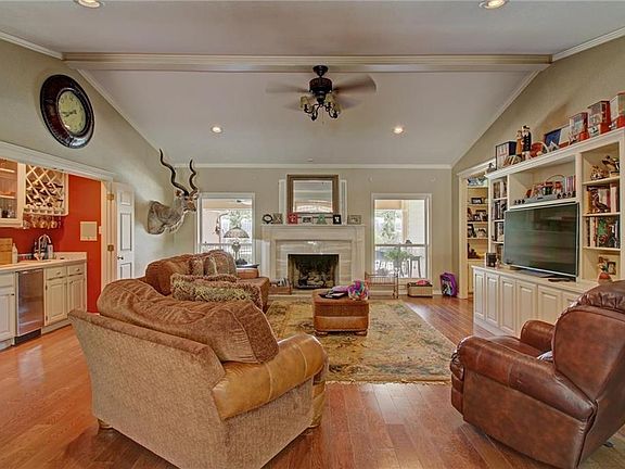 4th image of 908 Canyon Dr