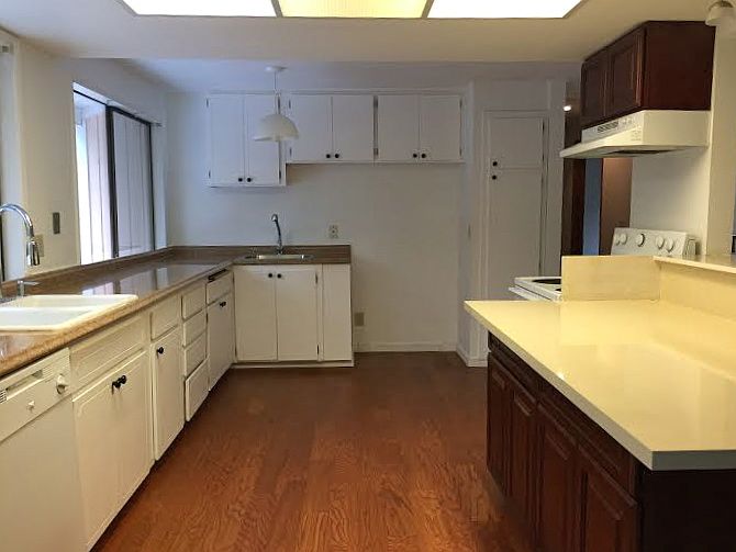 Spacious kitchen- two sinks