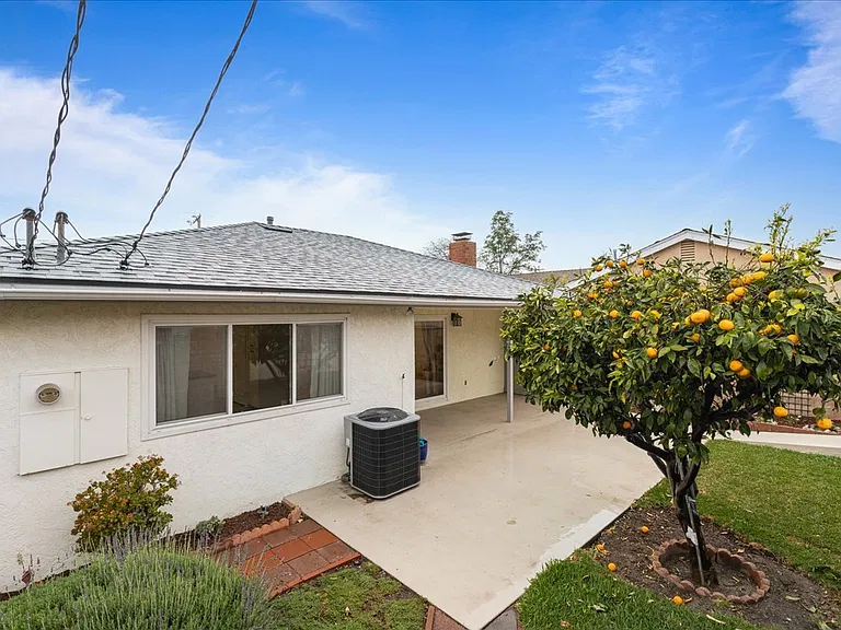 10602 Helendale Ave — Photo 14