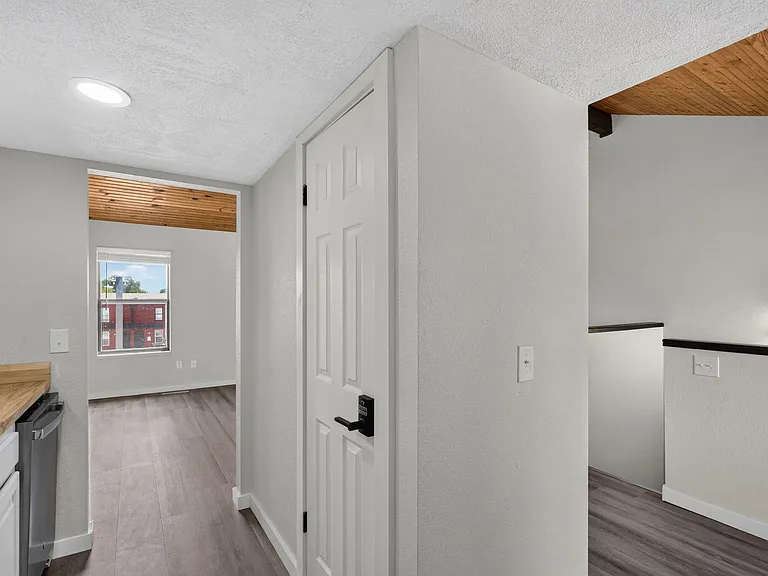 1030 E Elm St — Photo 13