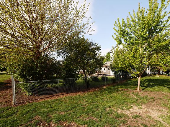 3rd image of 1222 W 2nd St