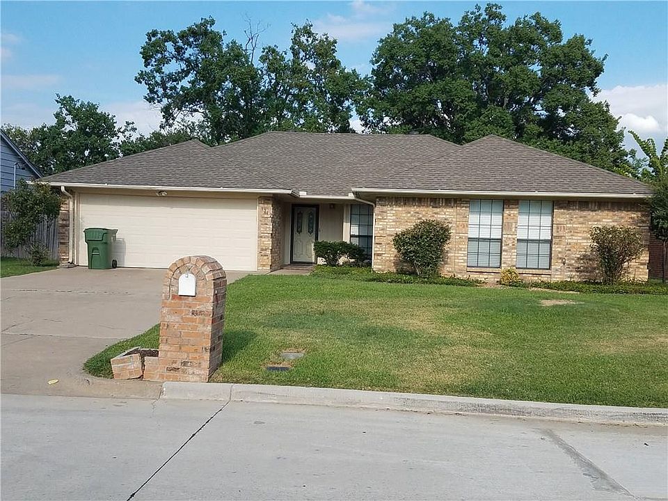 1st image of 1212 Chapel Hill Dr