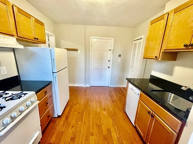 212 Hanover St #3 — Photo 5