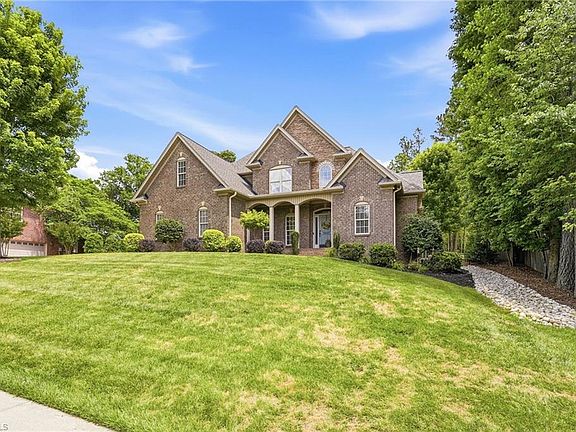 4th image of 1227 Meadowlands Dr