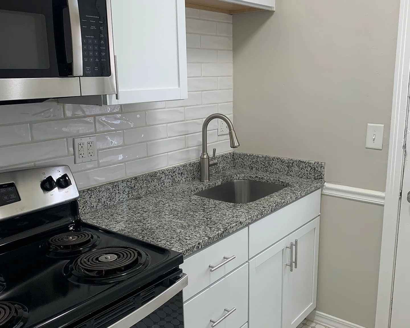 Washington Apartments - Central Location, Modern Updates Meet Classic Charm — Photo 1
