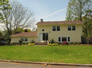 14 Alpine Pl, Lake Grove, NY 11755