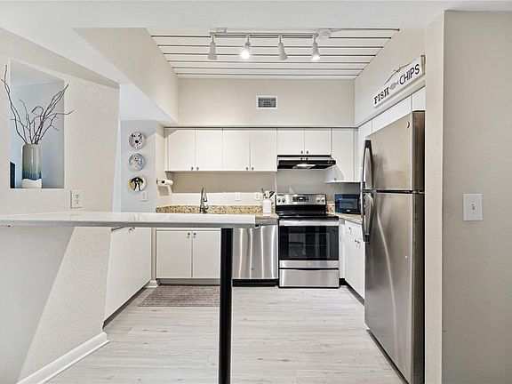 5th image of 2411 W Horatio St Unit 520