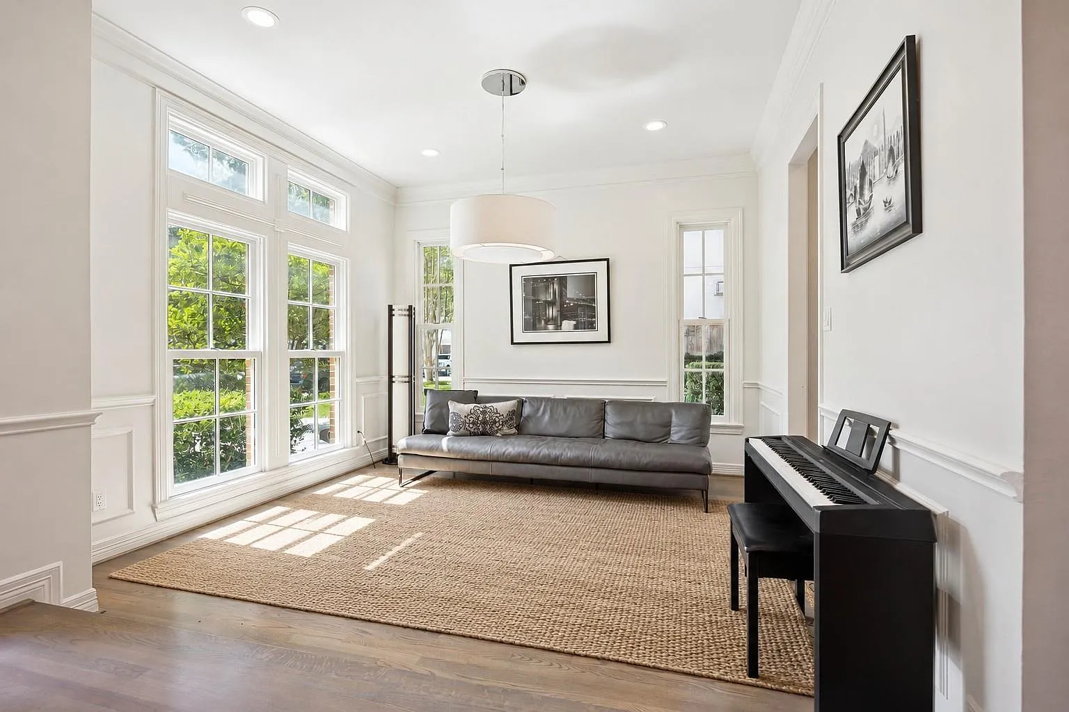 4 bed, 4.5 bath, 4118 sqft, $9,995 — Photo 2