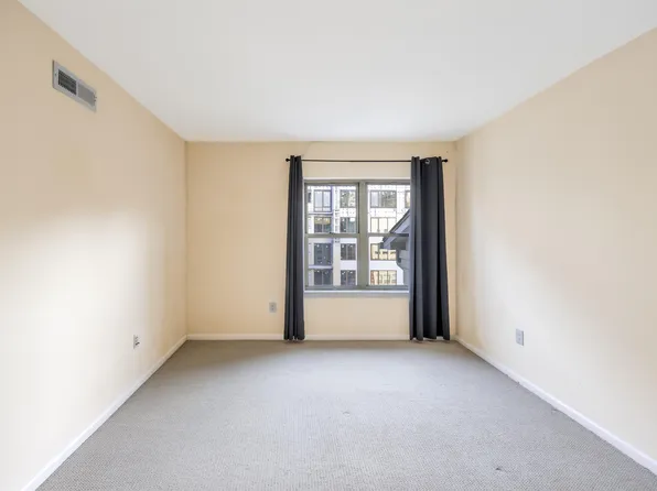 26 Avenue At Port Imperial image 11 of 26