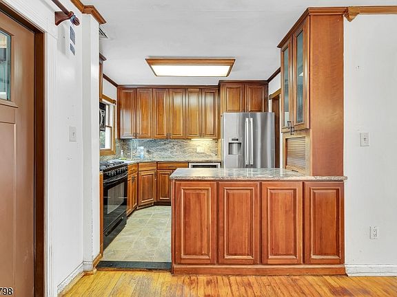 4th image of 180 Mohawk Dr