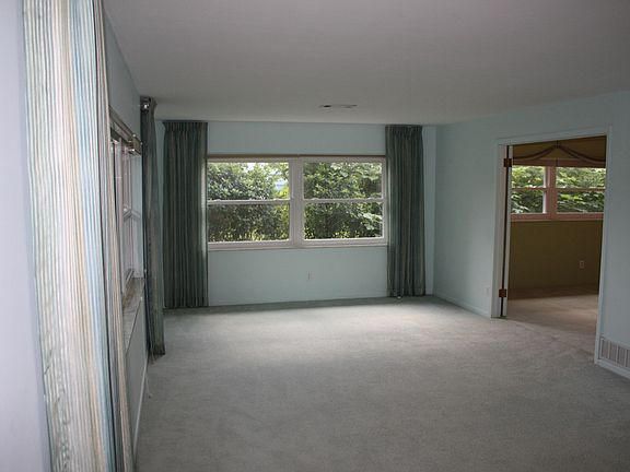 3rd image of 45 Fairglen Dr