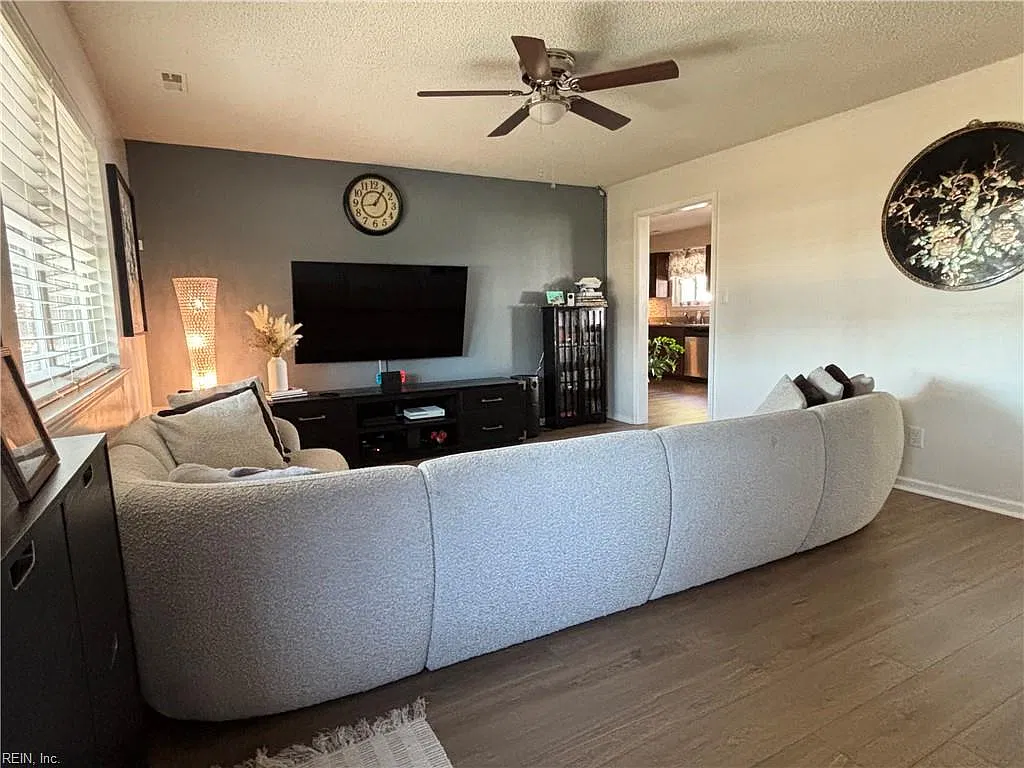 3 bed, 2.0 bath, 1286 sqft, $2,300 — Photo 3