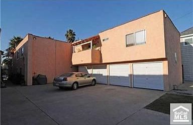 has 1 car garage & 1 space 