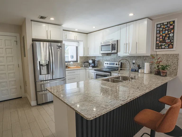 SW 62nd St — Photo 3