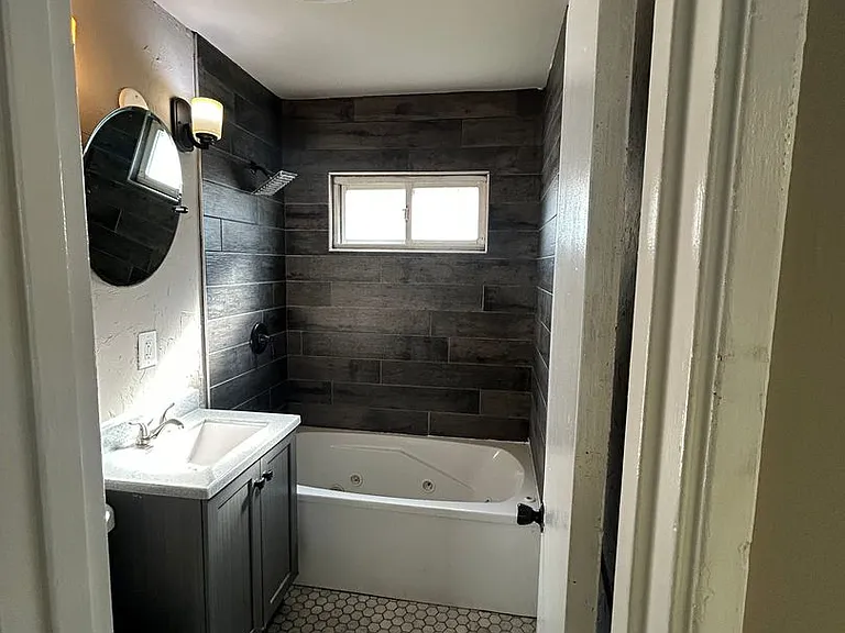 453 Hovey St — Photo 7