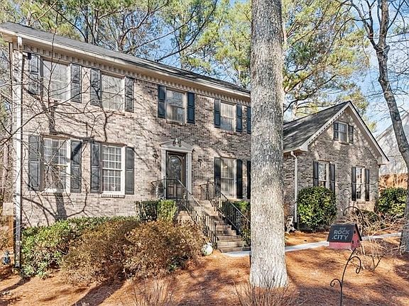 3rd image of 2124 Dunwoody Gln