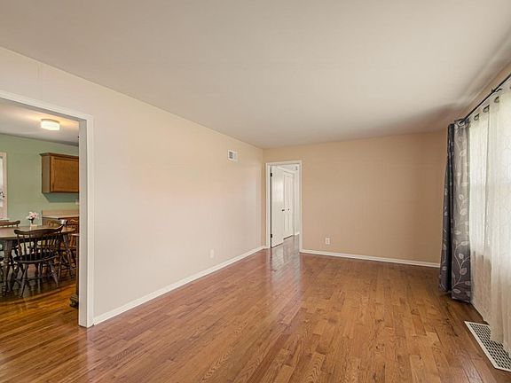 4th image of 805 NE 72nd St