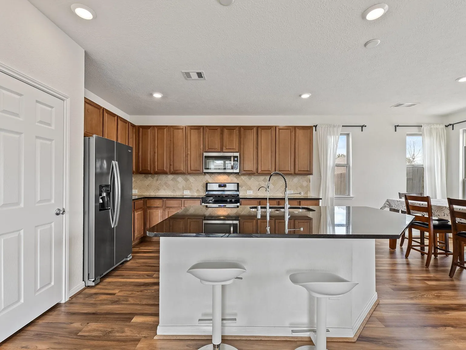 5 bed, 3.0 bath, 2656 sqft, $2,500 — Photo 3