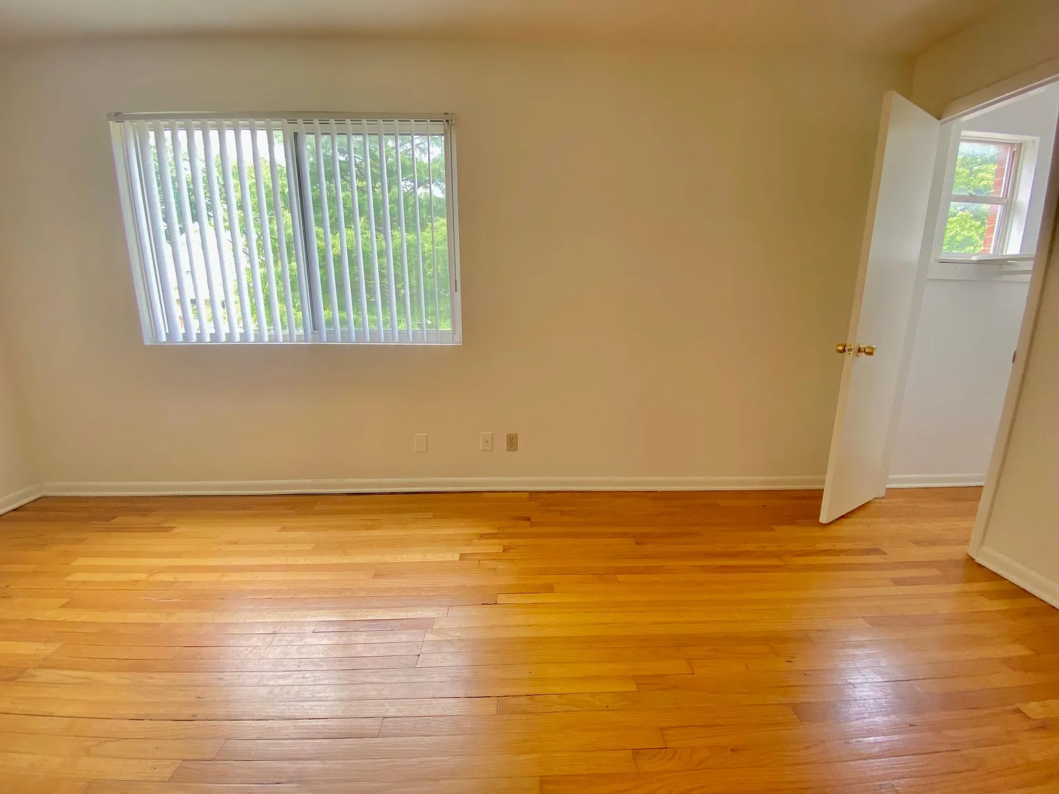 4205 Harrison St — Photo 2