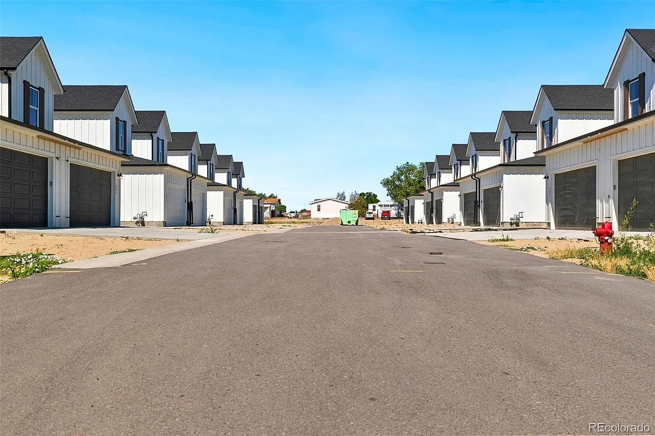 3 bed, 2.5 bath, 2118 sqft, $2,300 — Photo 3