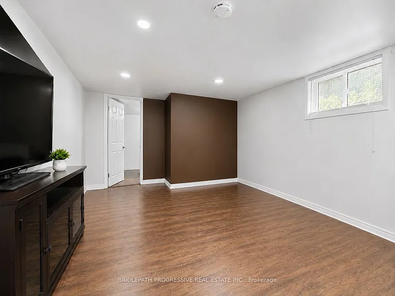 621 Wychwood St — Photo 5
