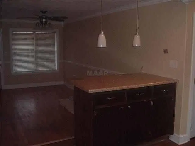 3 bed, 2.0 bath, 1581 sqft, $1,275 — Photo 2