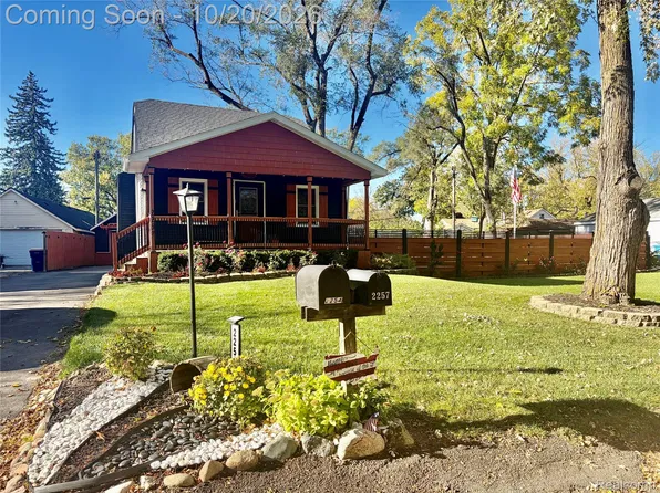 2257 Rosemary Ave, Waterford, MI 48328
