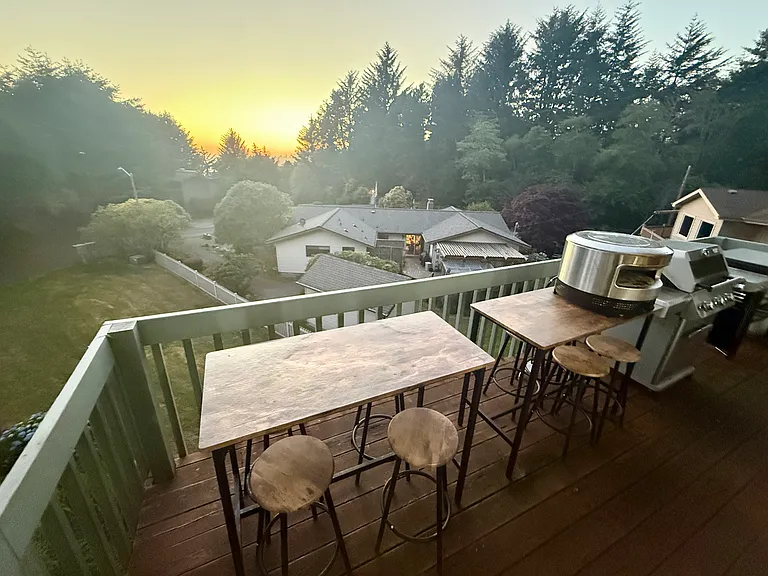 Relax around the fire and enjoy spectacular, panoramic Southern Oregon sunsets over the ocean while your homemade pizza bakes to perfection in the outdoor pizza oven.