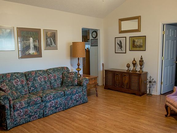 5th image of 227 Hemlock Dr