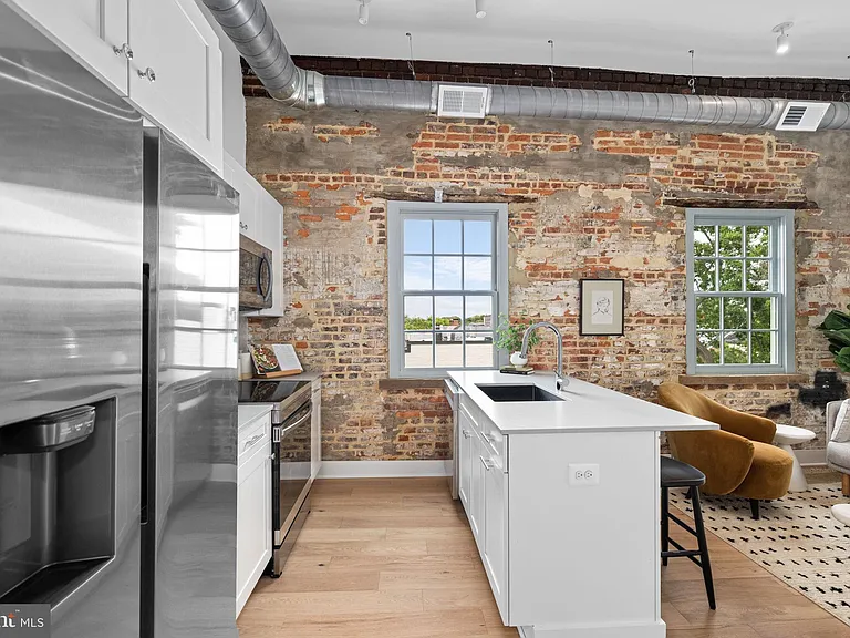901 King St #201 — Photo 4