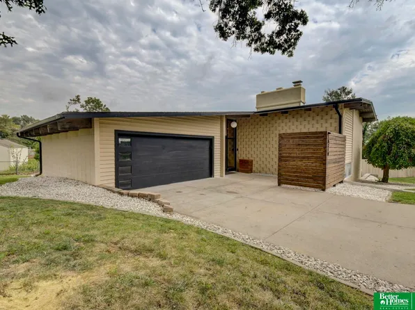 10310 Hilltop Rd, Omaha, NE 68134