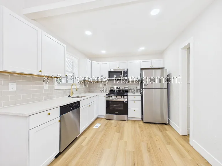 9524 Manning Ave — Photo 6