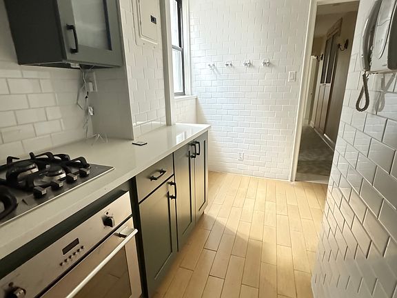 4th image of 135 W 58th St APT 9A