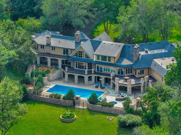 16 Evergreen Rd, North Oaks, MN 55127