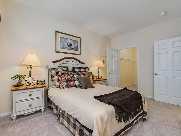 Sutton Place Apartments — Photo 19