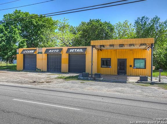 3rd image of 303 E Kingsbury St