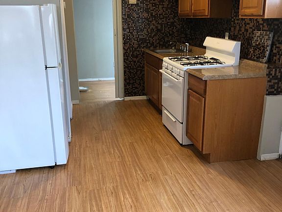 KITCHEN (DOOR TO BEDROOM)