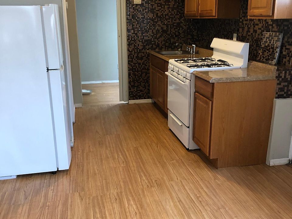 KITCHEN (DOOR TO BEDROOM)