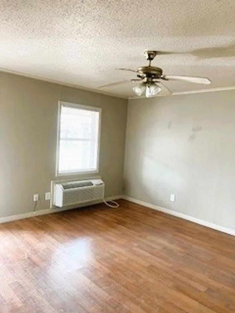 Jannahs-309 South 3rd Street — Photo 3