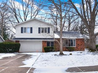 5387 Bluebell Dr, Lyndhurst, OH 44124